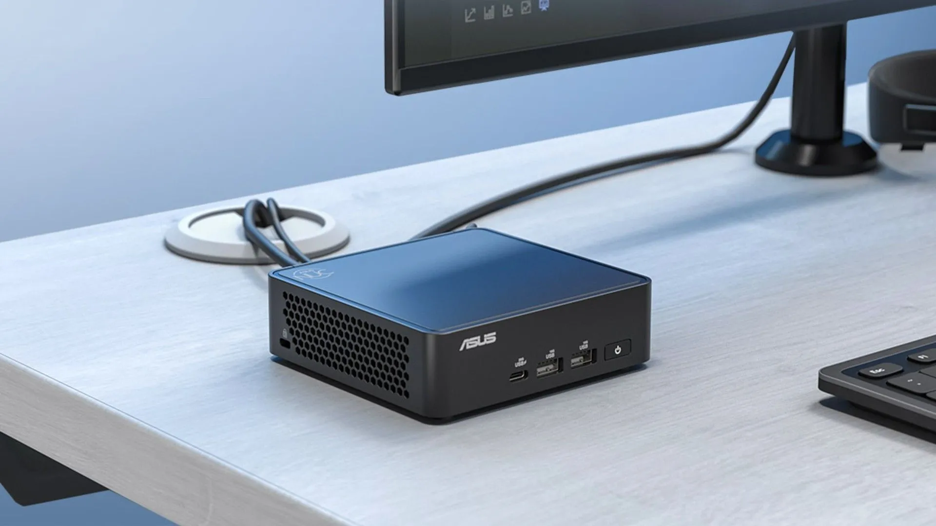 Máy tính mini ASUS NUC 15 Pro màu bạc kết nối với màn hình