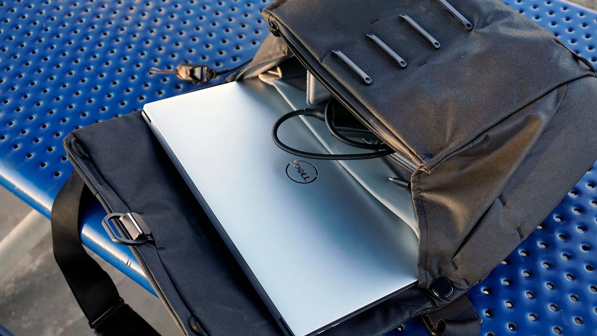 Máy tính xách tay Dell XPS 15 được đặt gọn gàng trong túi đựng chuyên dụng.