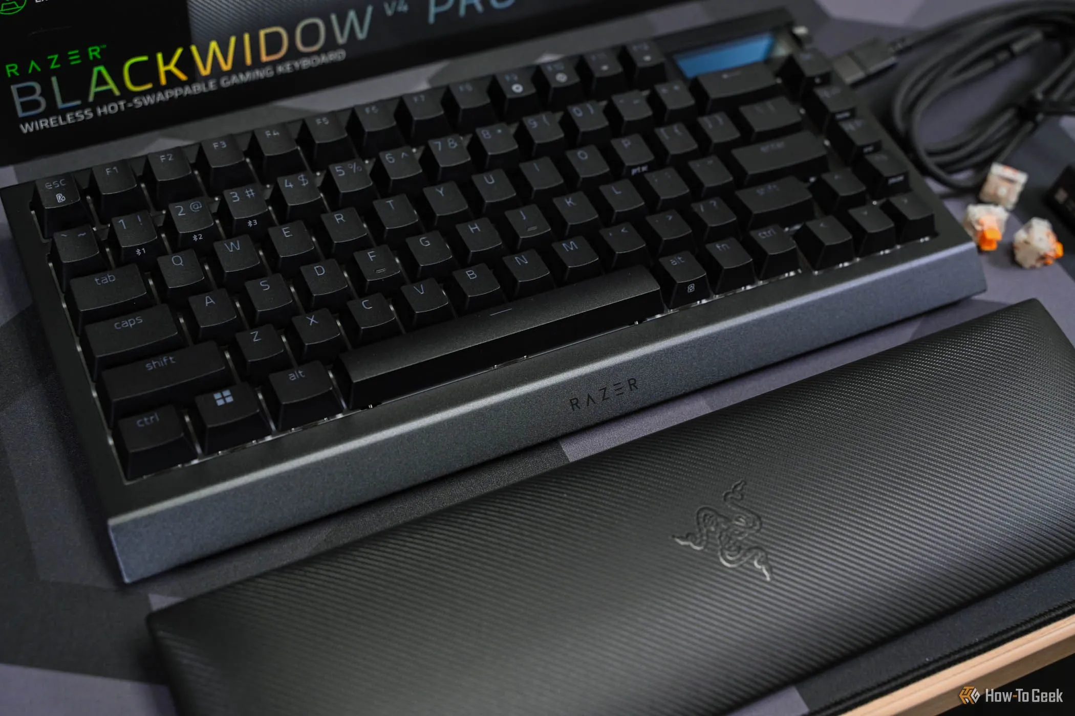 Miếng kê cổ tay đặt dưới bàn phím Razer BlackWidow V4 Pro 75%, minh họa cách nó hỗ trợ cổ tay.