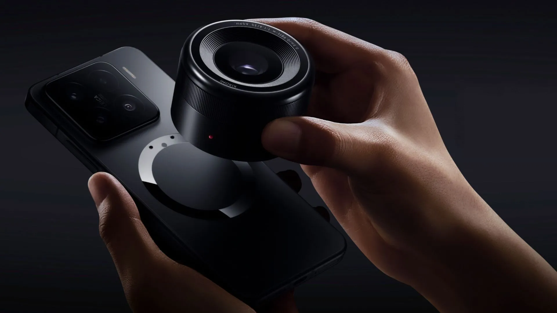 Mô hình hệ thống ống kính quang học mô-đun của Xiaomi được trưng bày tại MWC 2025, minh họa ý tưởng ống kính rời gắn từ tính cho điện thoại thông minh.
