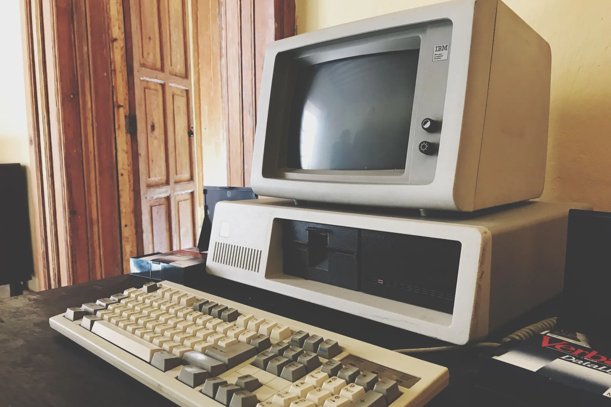 Mô hình máy tính cũ từ thập niên 80 tại bảo tàng, minh họa sự phát triển của công nghệ PC