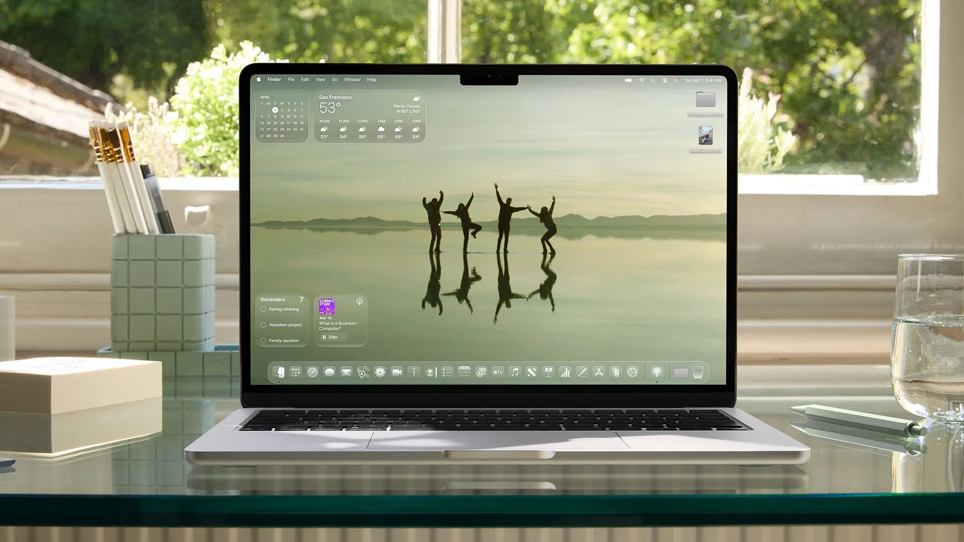 Mô phỏng giao diện Liquid Glass trên MacBook với macOS Tahoe 26.