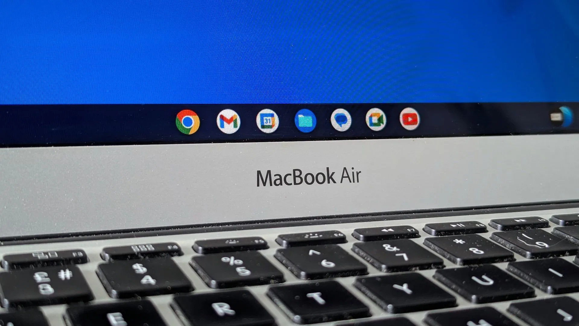 Một chiếc MacBook Air cũ đang chạy hệ điều hành ChromeOS Flex, minh họa khả năng &quot;hồi sinh&quot; thiết bị cũ