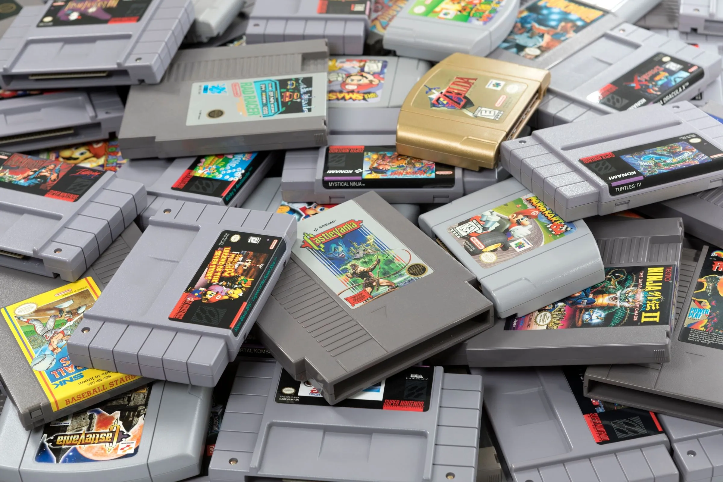 Một chồng băng game Nintendo cổ điển tượng trưng cho sự phát triển của cartridge