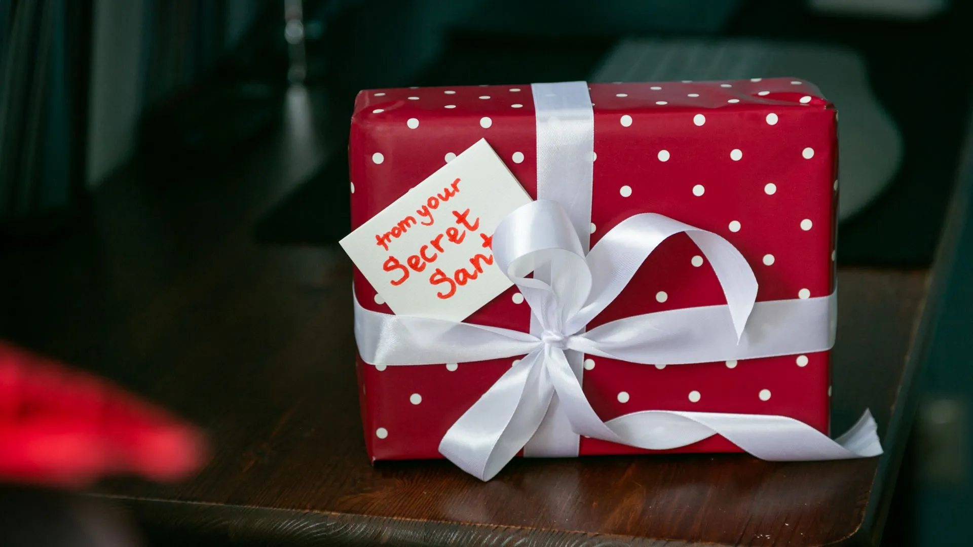 Một món quà gói kín trên bàn, biểu tượng của chương trình Secret Santa nhưng cần cảnh giác với lừa đảo trực tuyến