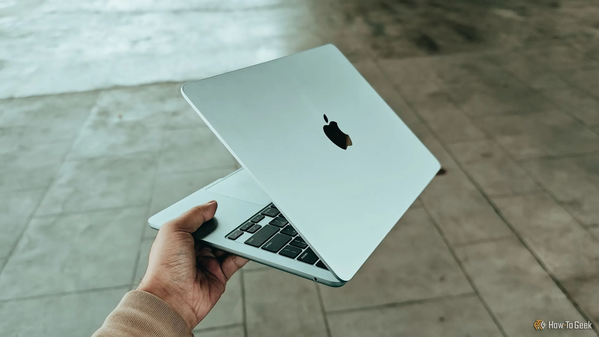 Một người cầm chiếc MacBook Air M4 đời mới