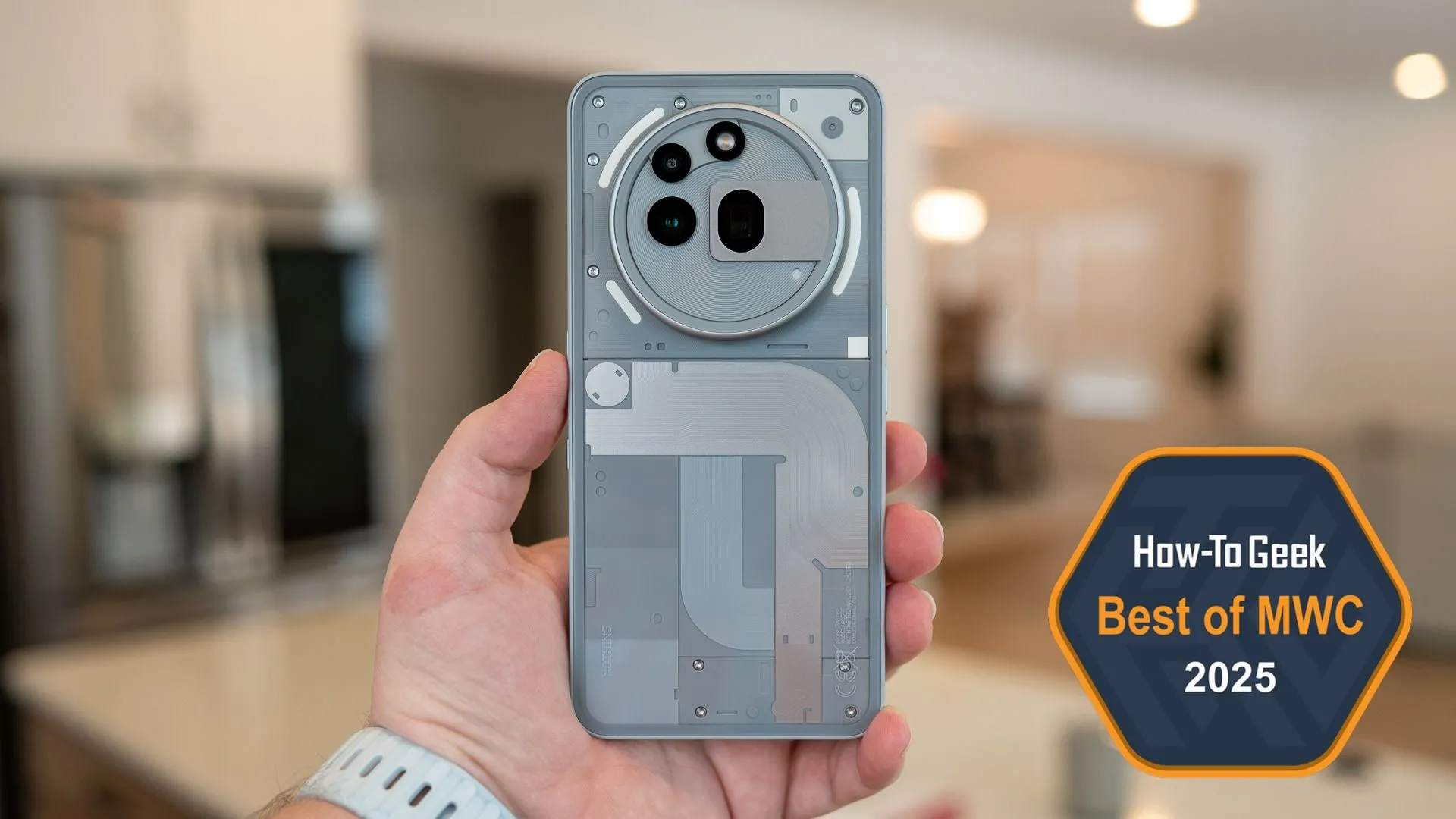 Một người đang cầm điện thoại Nothing Phone (3a) Pro.