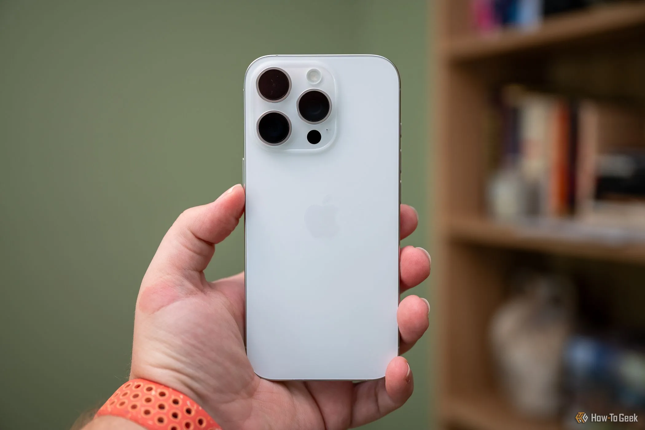 Một người đang cầm trên tay chiếc điện thoại Apple iPhone 16 Pro, thể hiện sự tiện lợi của nhiếp ảnh di động.
