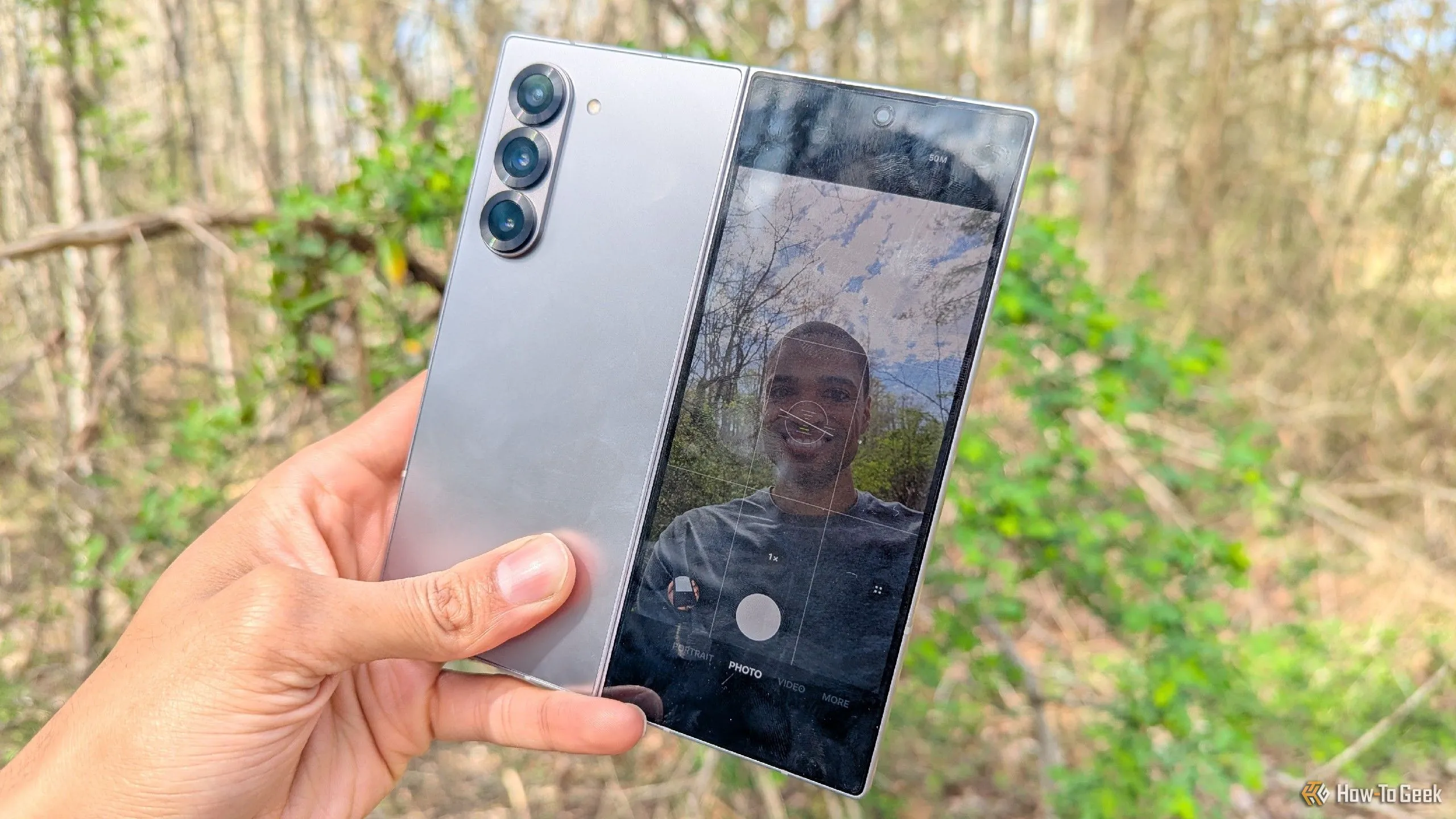 Một người dùng đang chụp ảnh selfie bằng camera sau của Galaxy Z Fold 6.