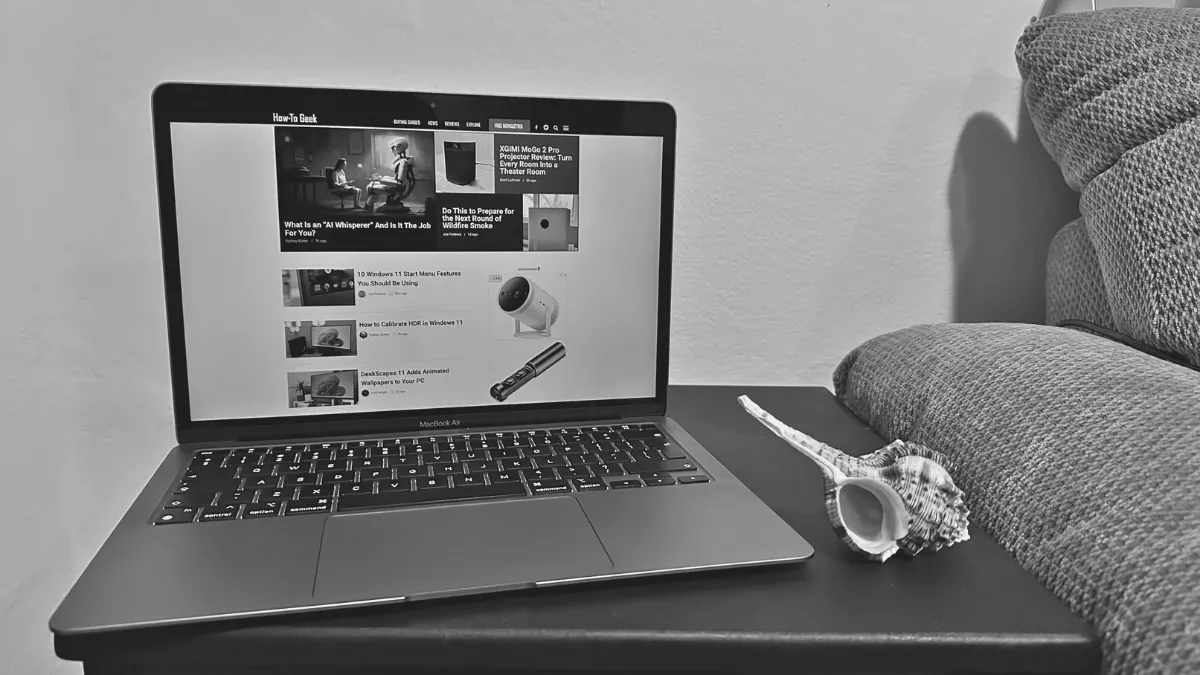 Một người phụ nữ trẻ đang làm việc trên MacBook, minh họa người dùng Mac phổ biến.