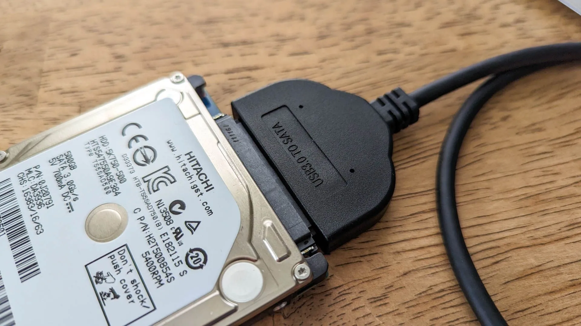 Một ổ cứng laptop gắn với bộ chuyển đổi USB sang SATA.