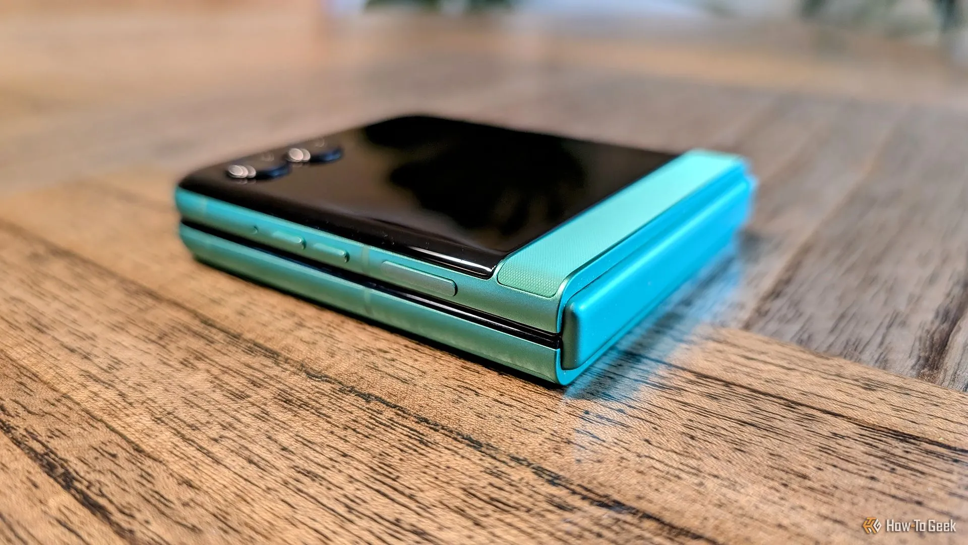 Motorola Razr 2025 khi gập lại cho thấy thiết kế nhỏ gọn và màn hình ngoài lớn