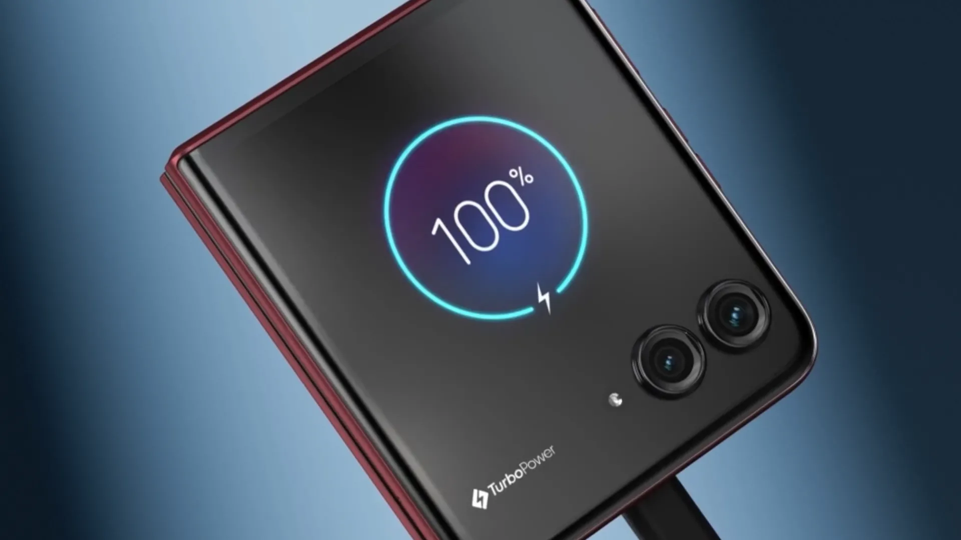 Motorola Razr Ultra 2025 kết nối với bộ sạc có dây, hiển thị 100% pin trên màn hình phụ.