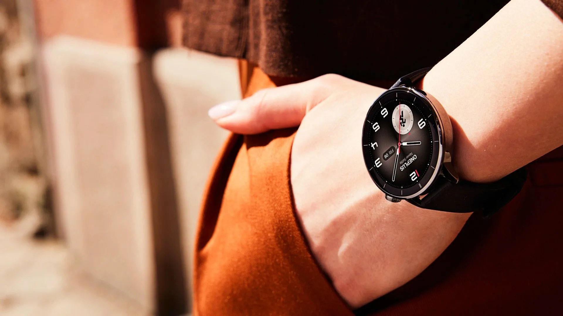 Người đang đeo đồng hồ thông minh OnePlus Watch 3 trên cổ tay