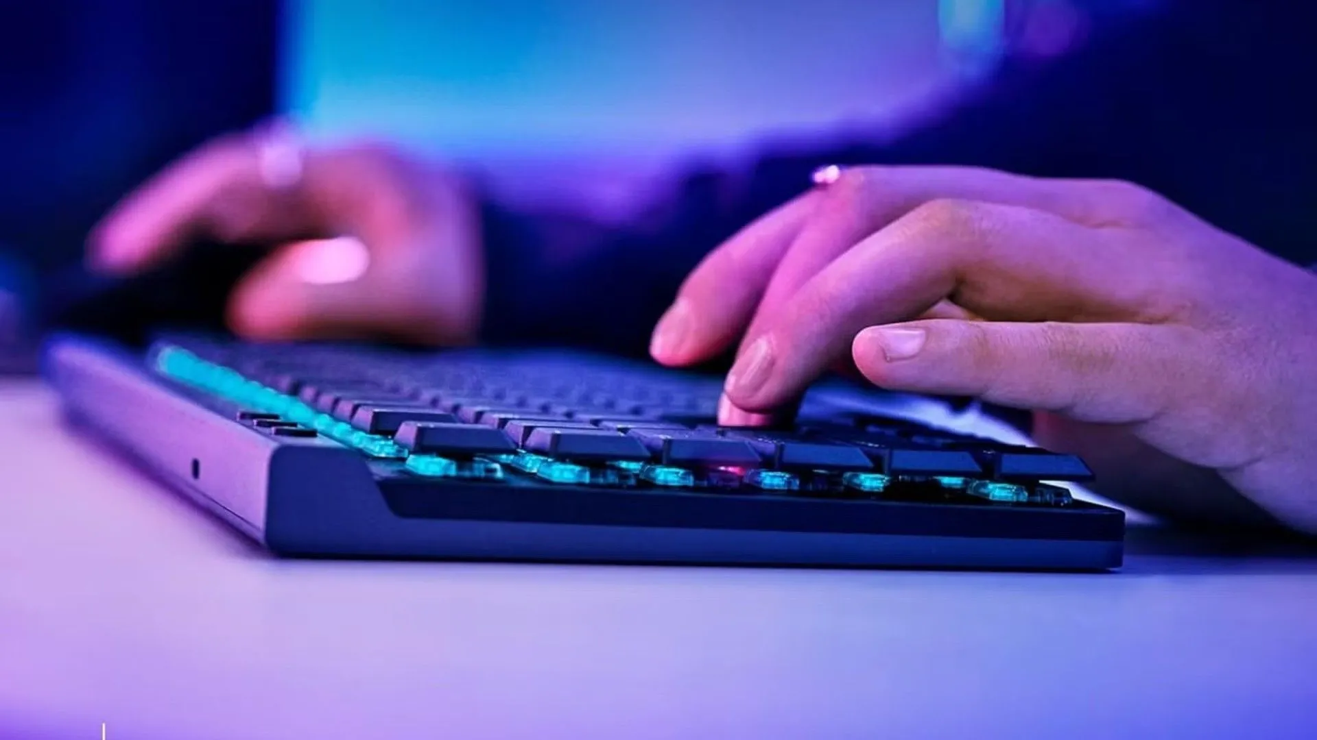 Người đang gõ phím trên bàn phím Logitech G515 Lightspeed TKL