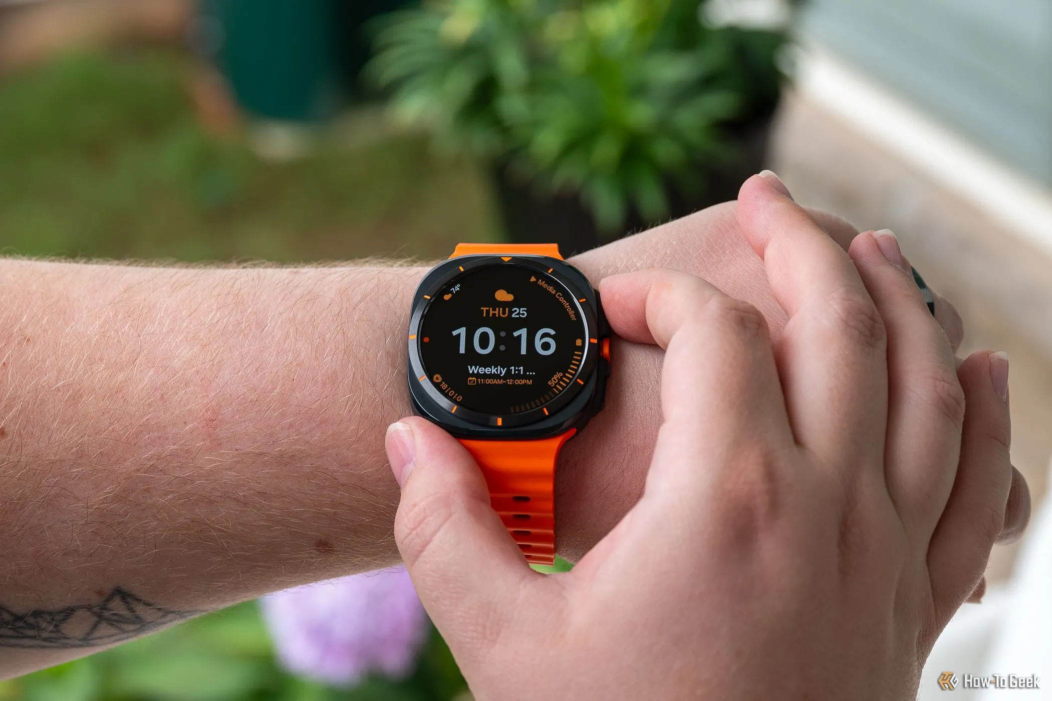 Người đeo đồng hồ thông minh Samsung Galaxy Watch Ultra và sử dụng nút bấm