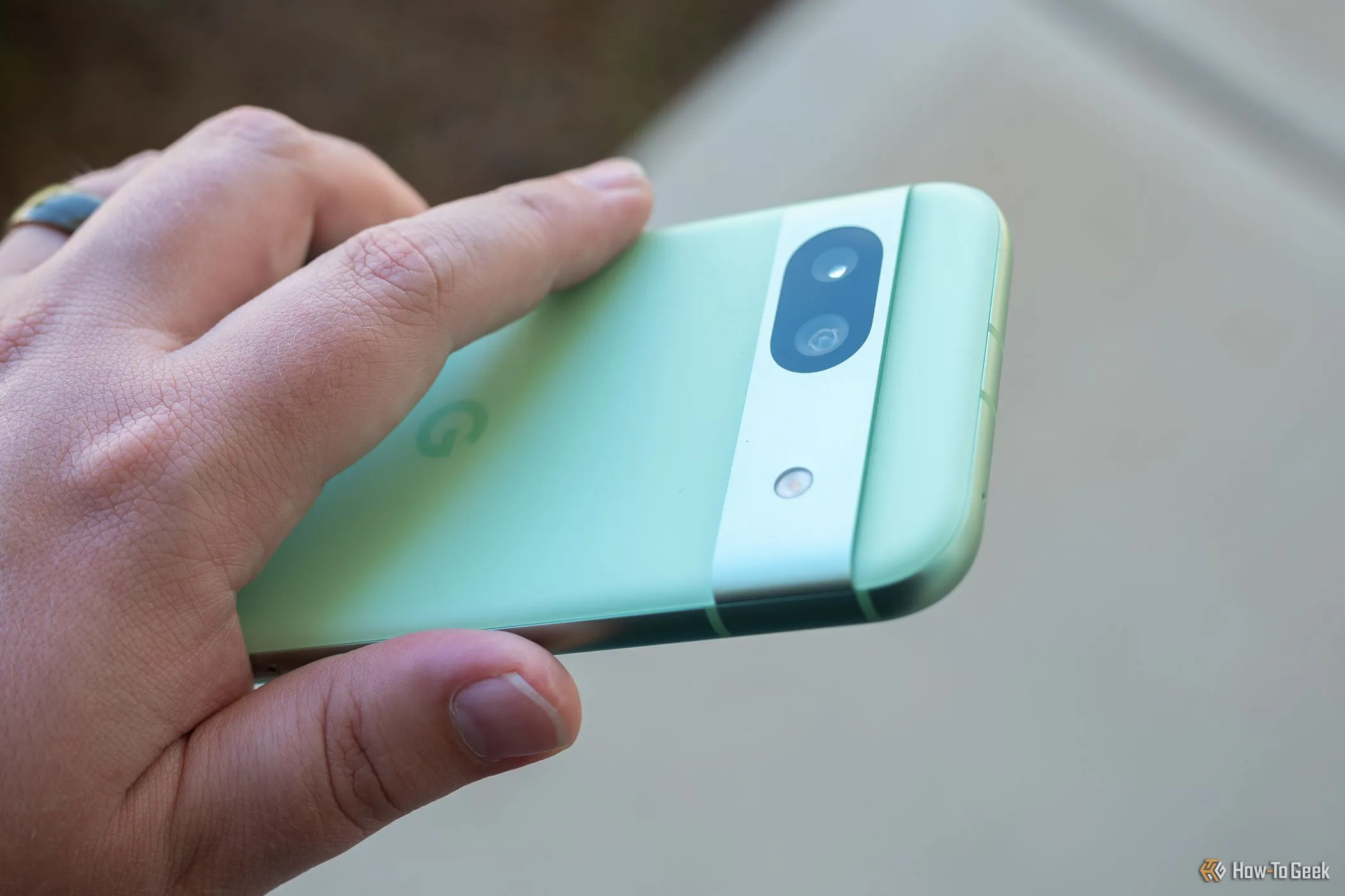 Người dùng cầm Google Pixel 8a, thể hiện cụm camera sau.