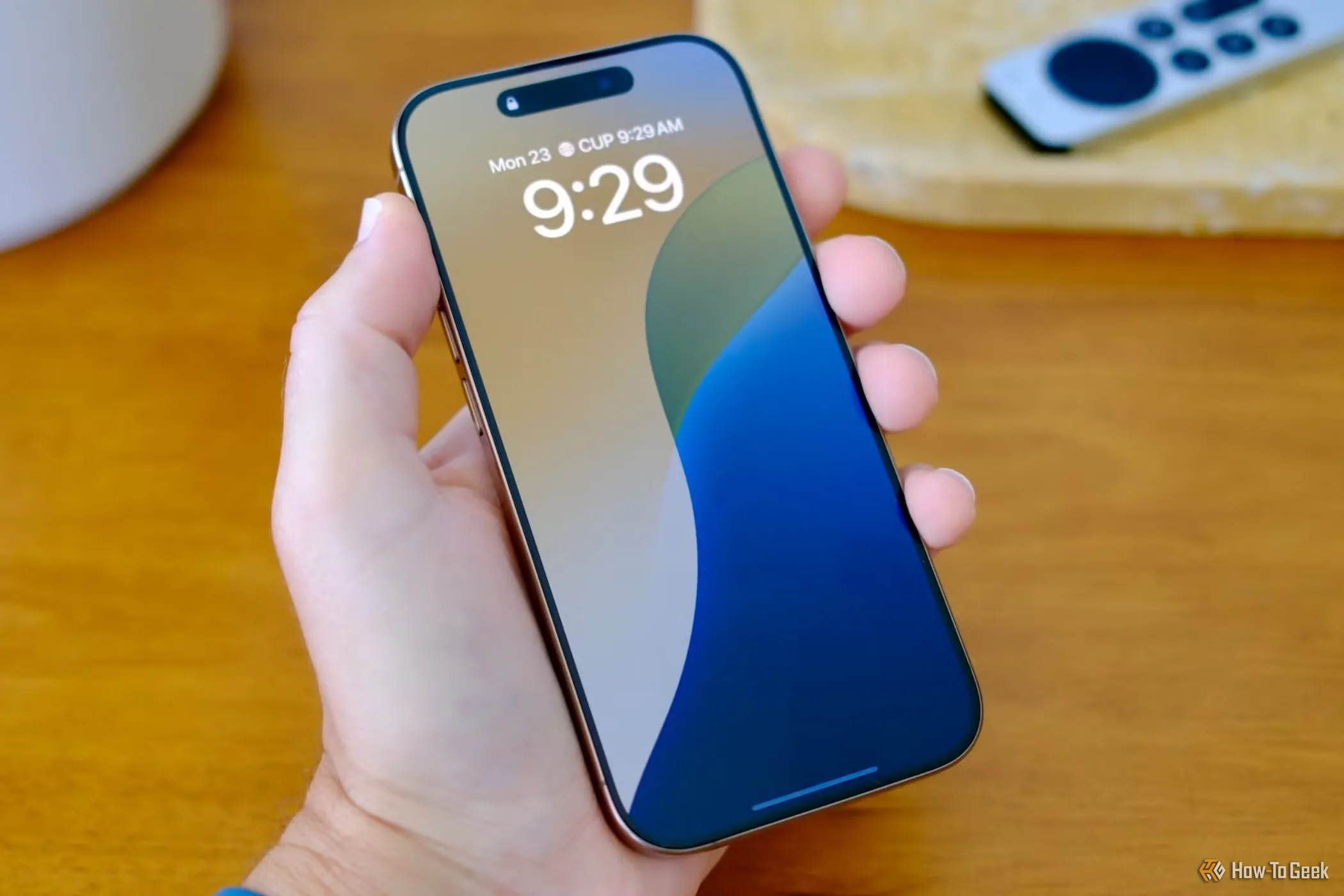 Người dùng cầm iPhone 16 Pro Max hiển thị màn hình Super Retina XDR OLED