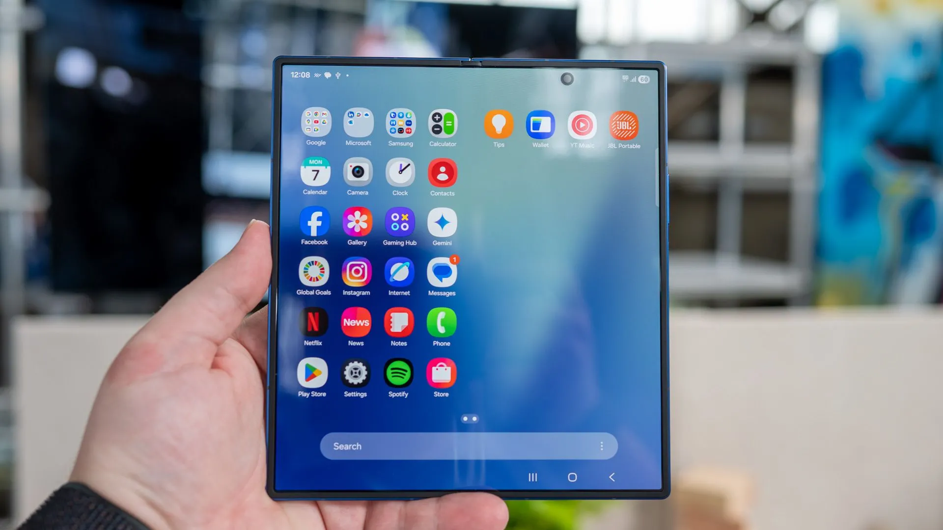 Người dùng cầm Samsung Galaxy Z Fold 7 đã mở ra, hiển thị khay ứng dụng trên màn hình lớn bên trong