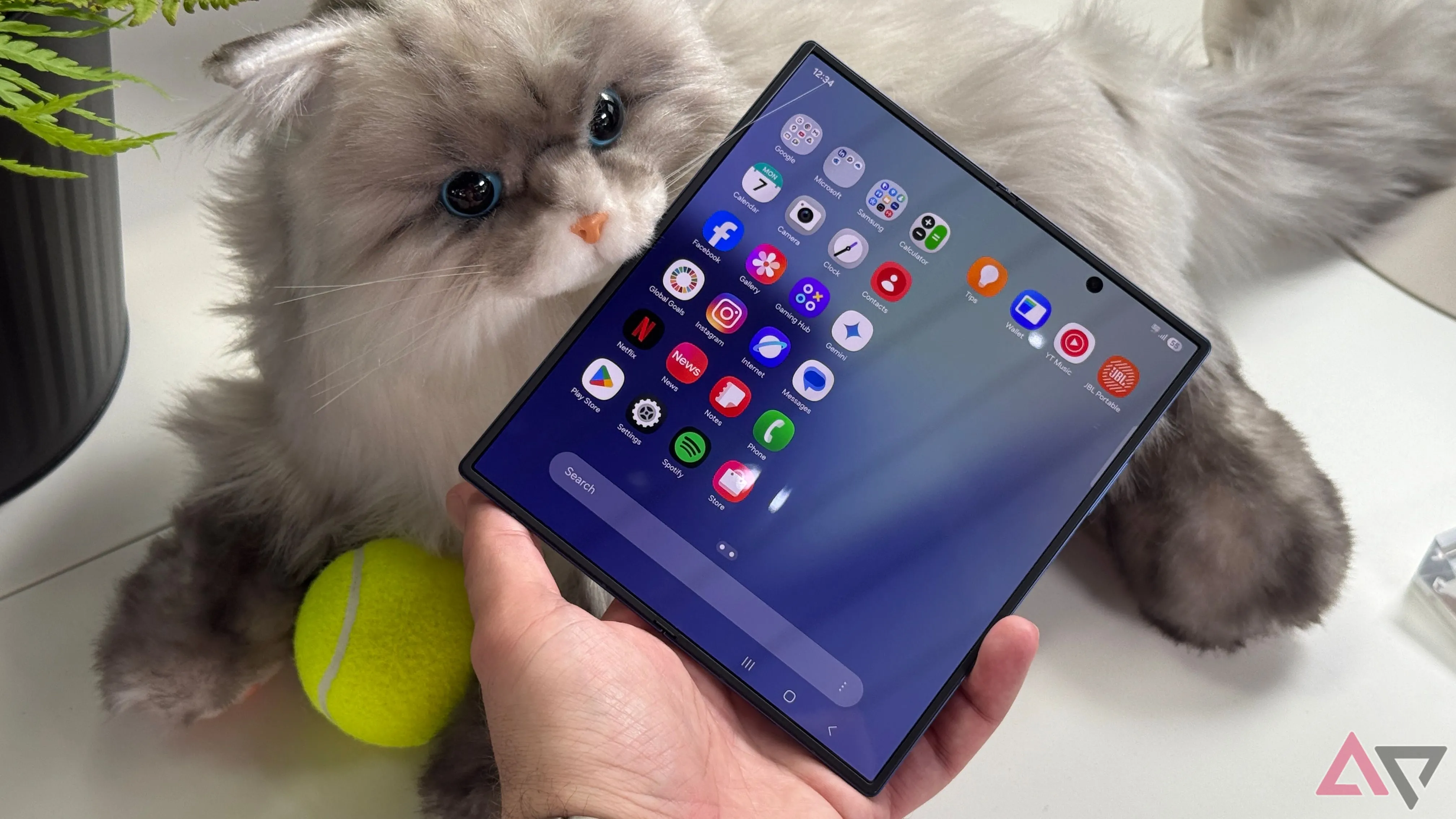 Người dùng cầm Samsung Galaxy Z Fold 7 đang mở, hiển thị màn hình chính và giao diện One UI 8.