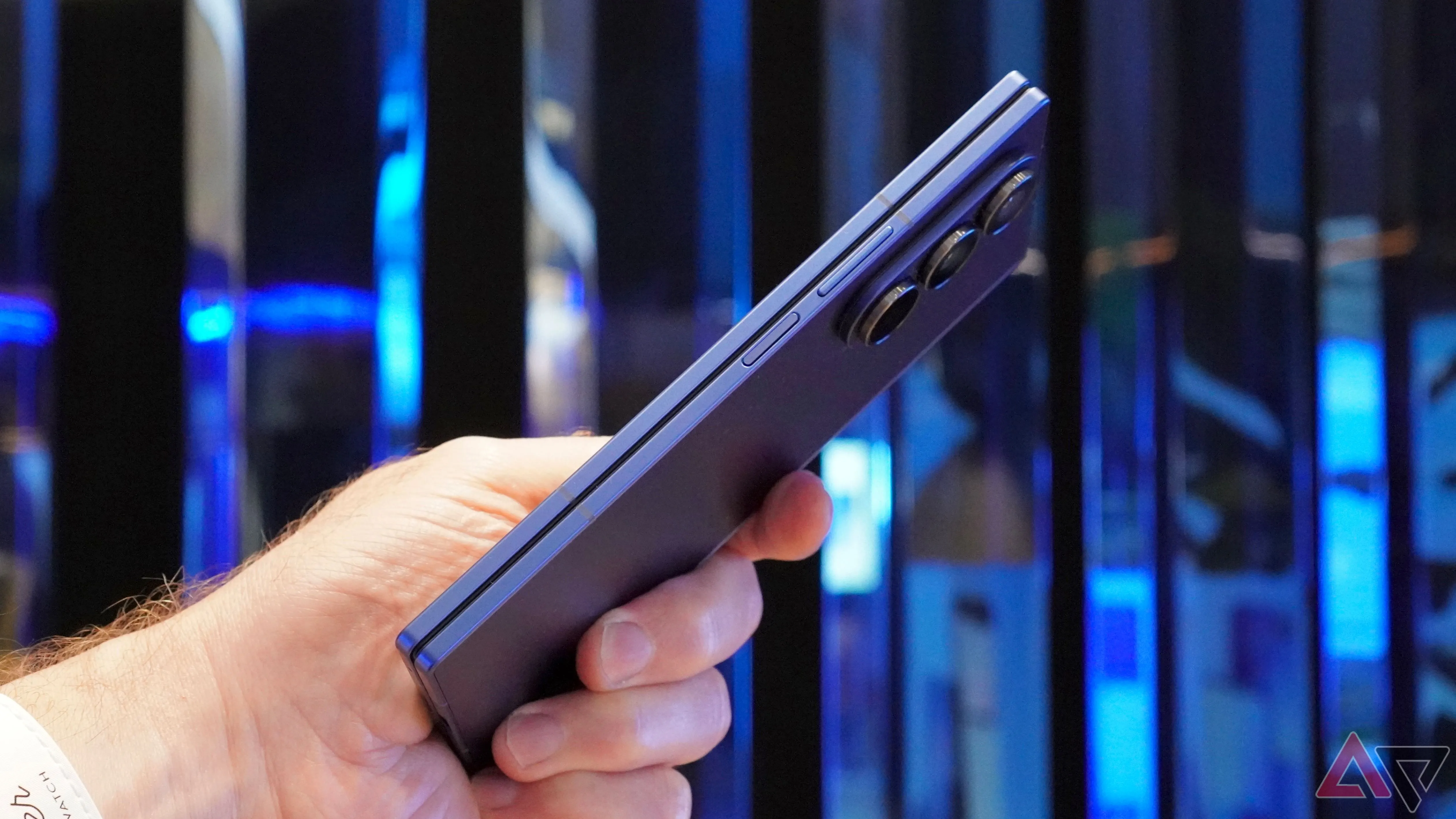 Người dùng cầm Samsung Galaxy Z Fold 7, thể hiện thiết kế mỏng nhẹ và các phím chức năng