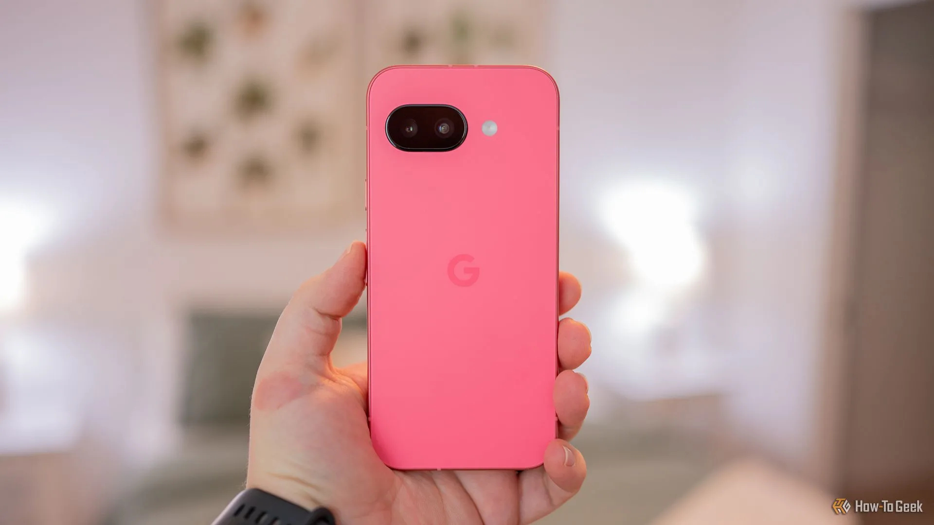 Người dùng đang cầm điện thoại Google Pixel 9a hiển thị mặt lưng