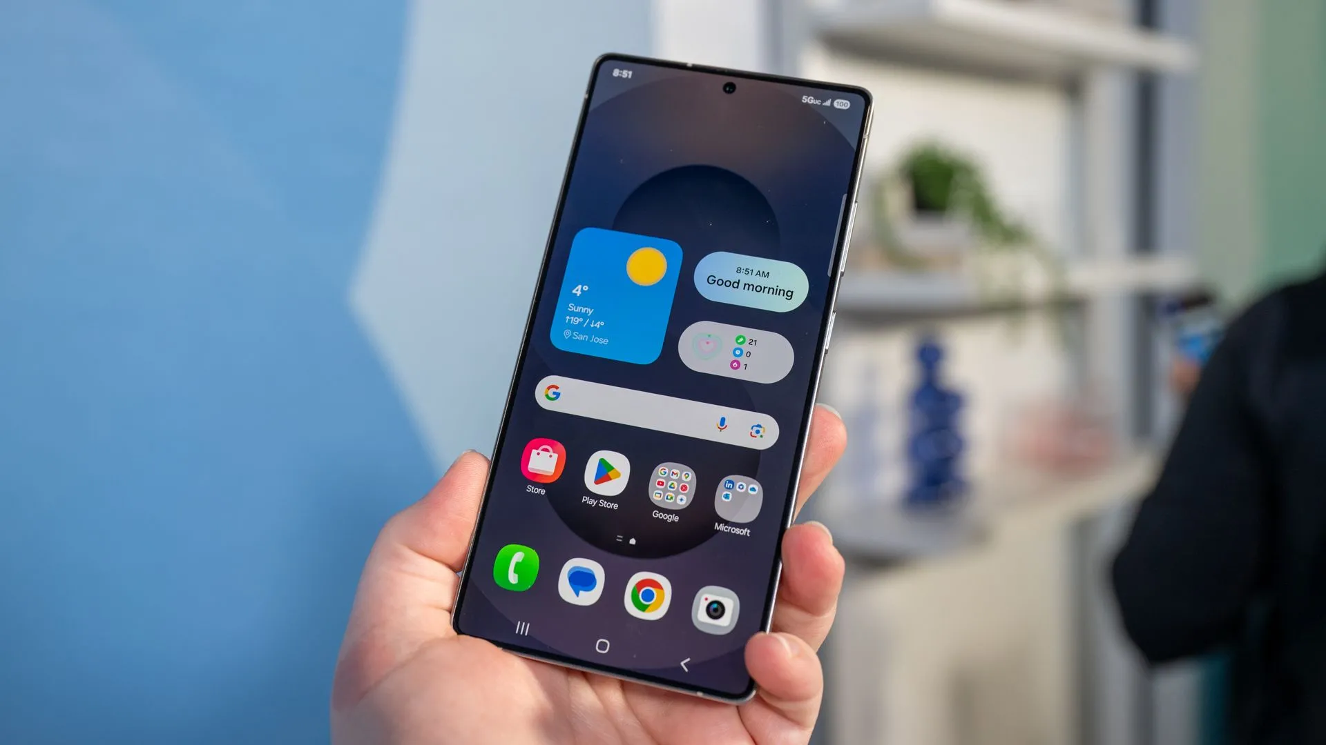 Người dùng đang cầm điện thoại Samsung Galaxy S25 Ultra nhìn vào màn hình để tìm IMEI