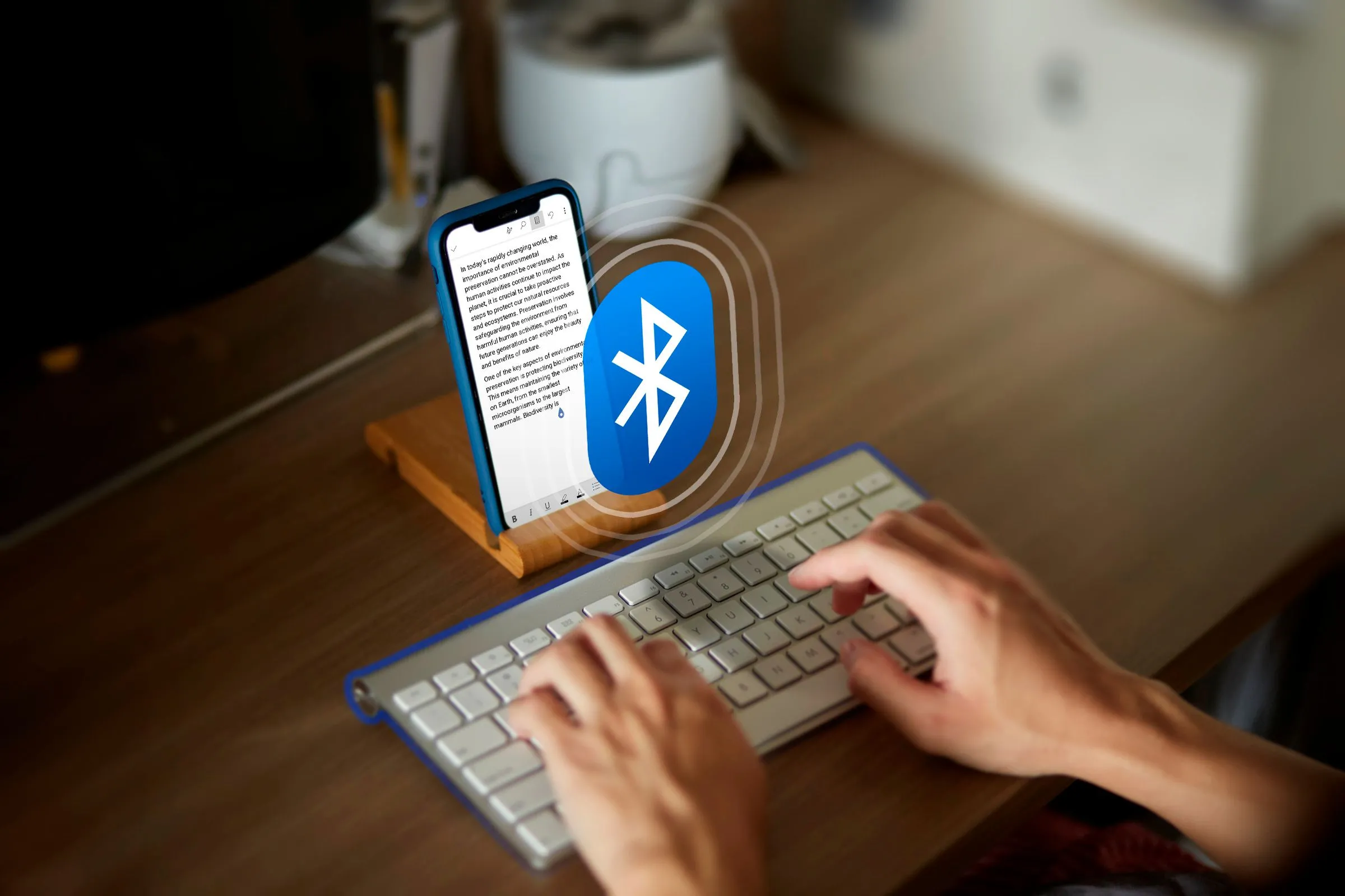 Người dùng đang nhập liệu trên iPhone bằng bàn phím Bluetooth, một giải pháp hiệu quả để tối ưu trải nghiệm ứng dụng Journal.