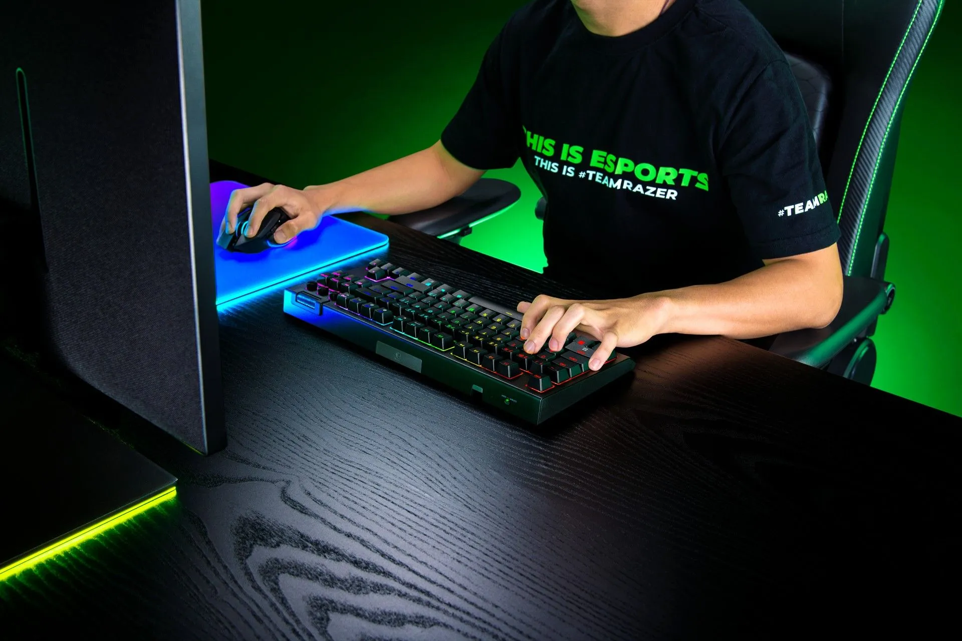 Người dùng đang sử dụng bàn phím cơ Razer BlackWidow V4 Tenkeyless Hyperspeed trên bàn làm việc