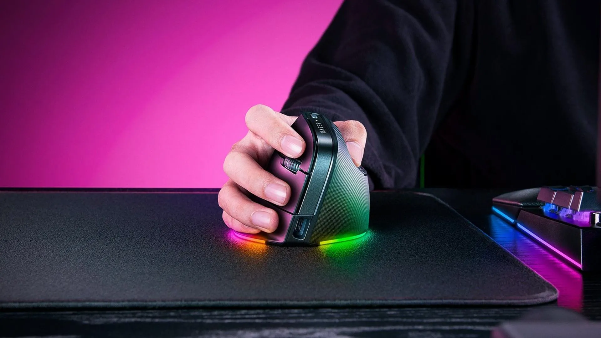 Người dùng đang sử dụng chuột Razer Pro Click V2 Vertical ergonomic