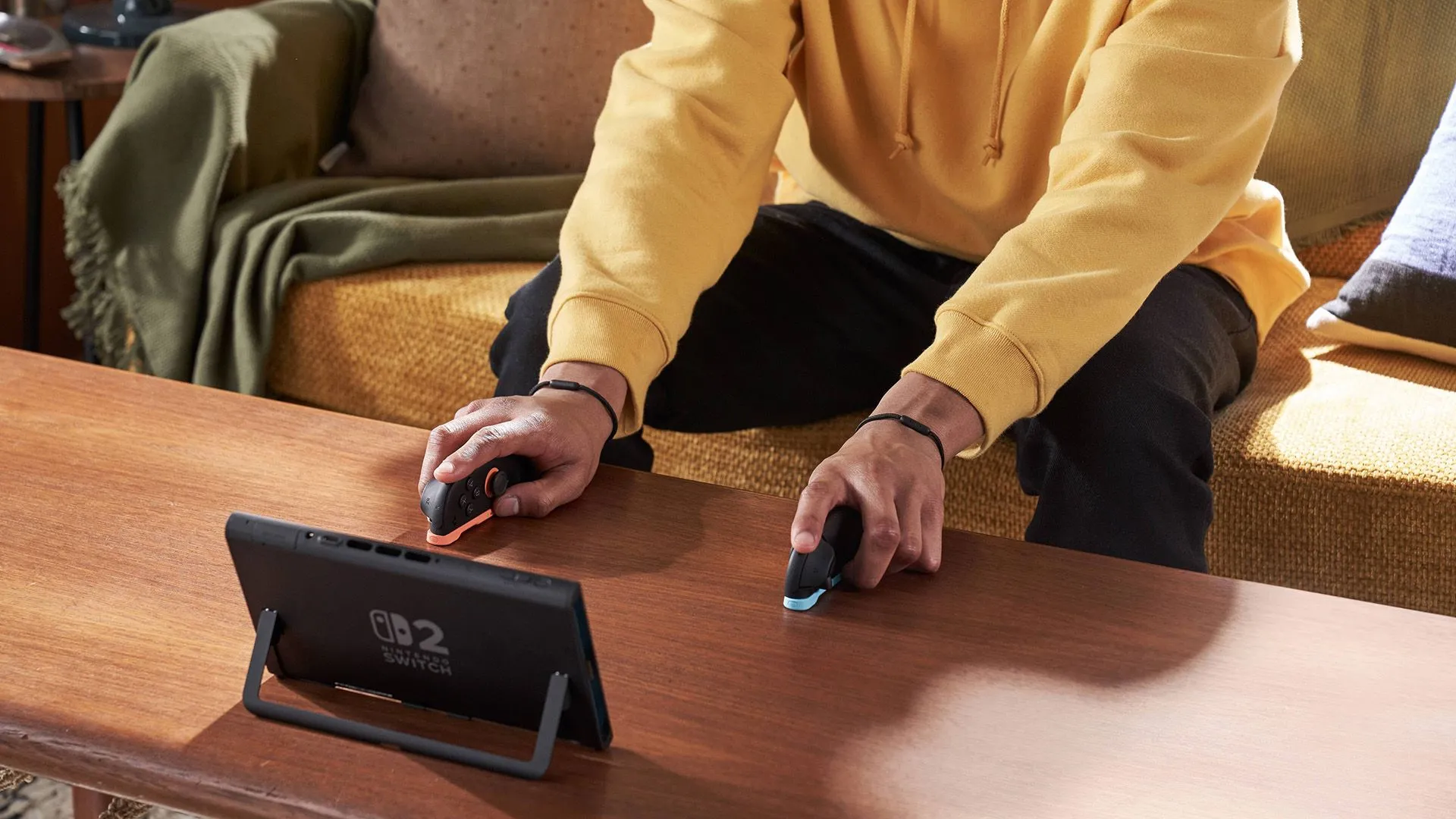 Người dùng đang trải nghiệm Nintendo Switch 2 với ốp bảo vệ, minh họa tầm quan trọng của phụ kiện này