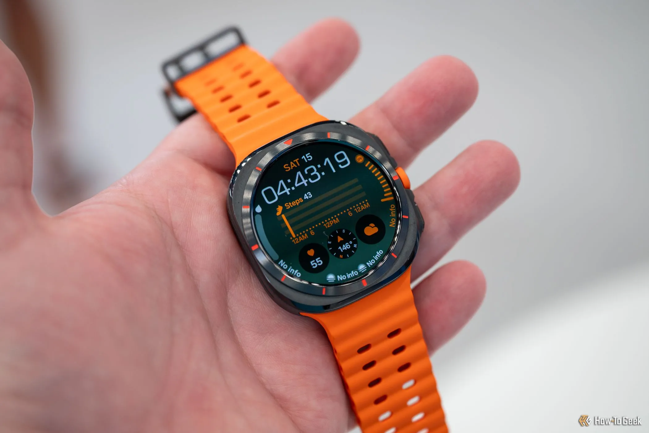 Người dùng đeo đồng hồ thông minh Samsung Galaxy Watch Ultra trên cổ tay