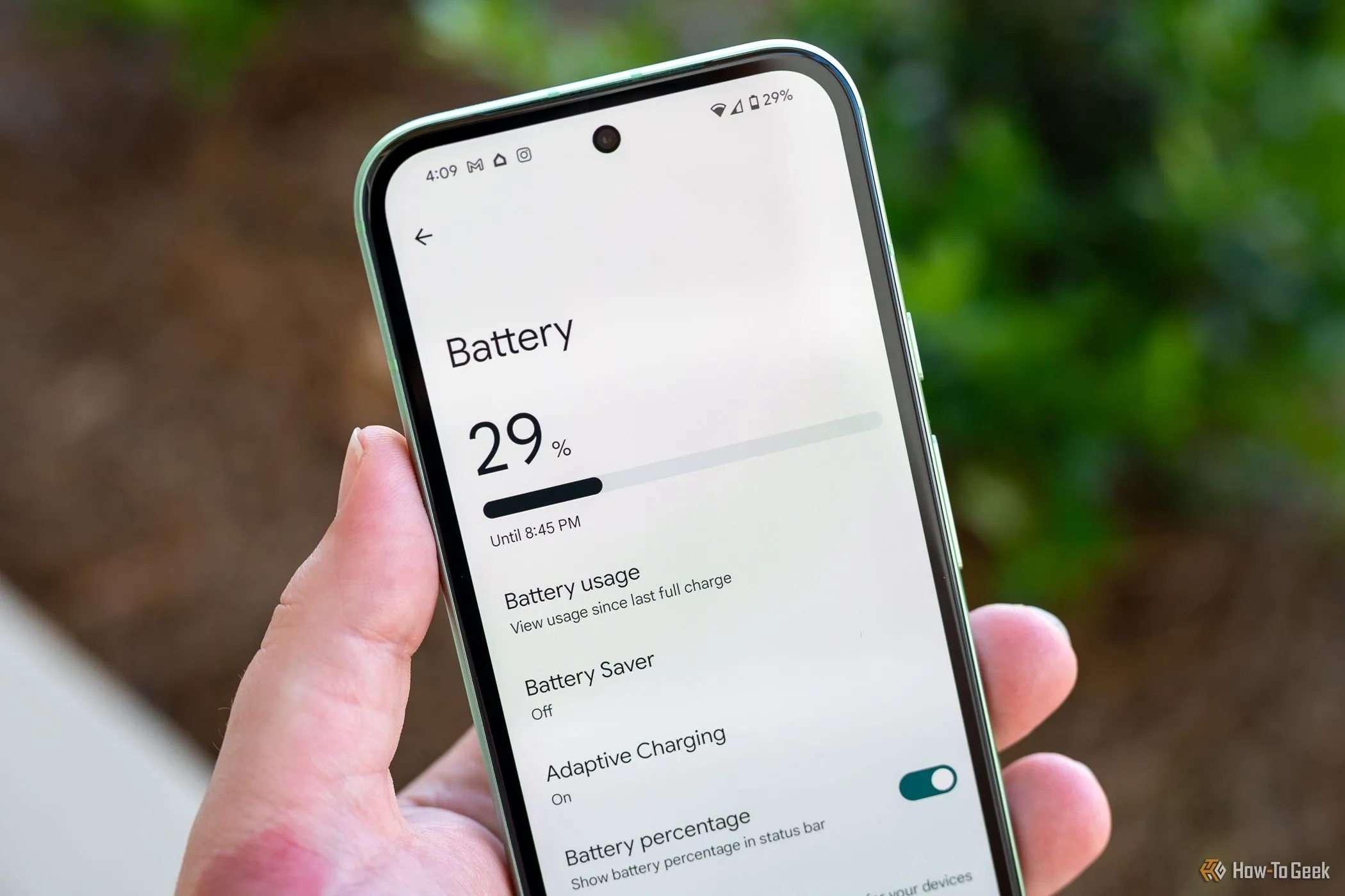 Người dùng kiểm tra cài đặt pin trên điện thoại Google Pixel 8a