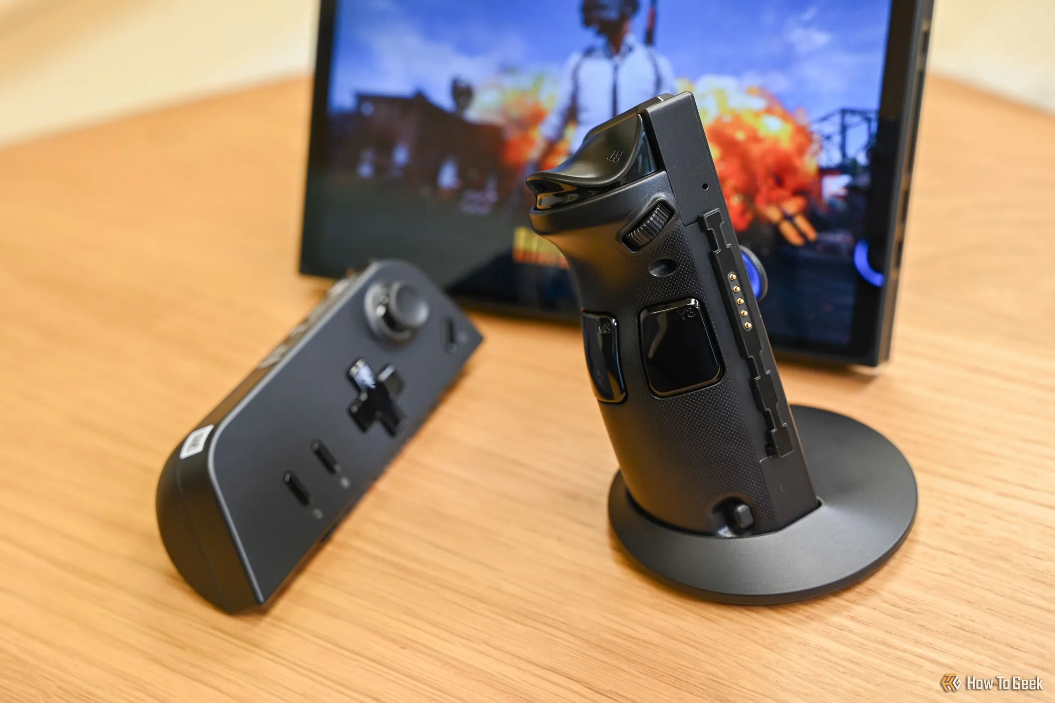 Người dùng trải nghiệm chơi game trên thiết bị cầm tay Lenovo Legion Go ở chế độ FPS.