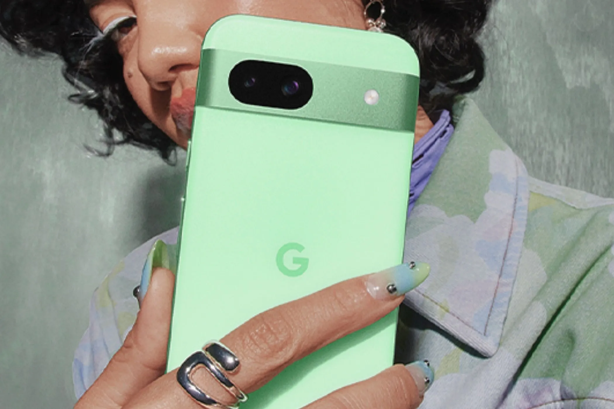 Người phụ nữ cầm Google Pixel 8a màu xanh Aloe