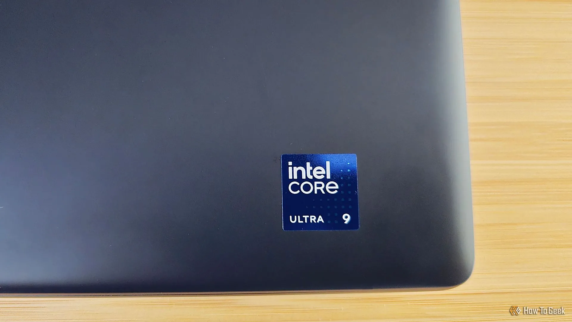 Nhãn dán xác nhận bộ vi xử lý Intel Core Ultra 9 trên thân máy Alienware 16 Area-51