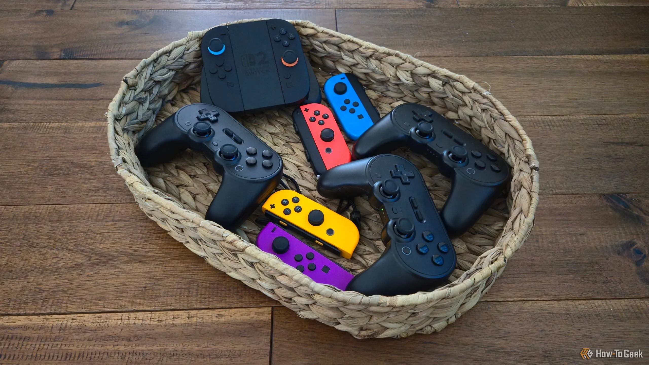 Nhiều tay cầm Joy-Con và 8BitDo Pro 2 trong giỏ.