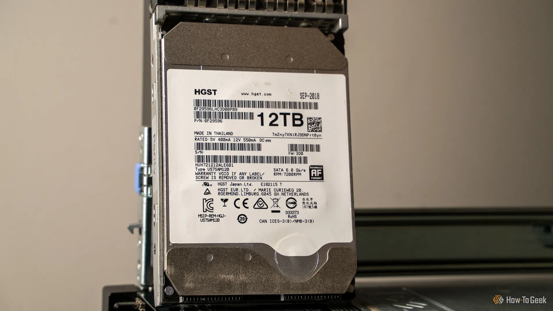 Ổ cứng HDD HGST 12TB Helium đã được chứng nhận lại (recertified), cho thấy đây là lựa chọn tiết kiệm chi phí nhưng vẫn đảm bảo dung lượng lớn và độ bền cho các hệ thống NAS.