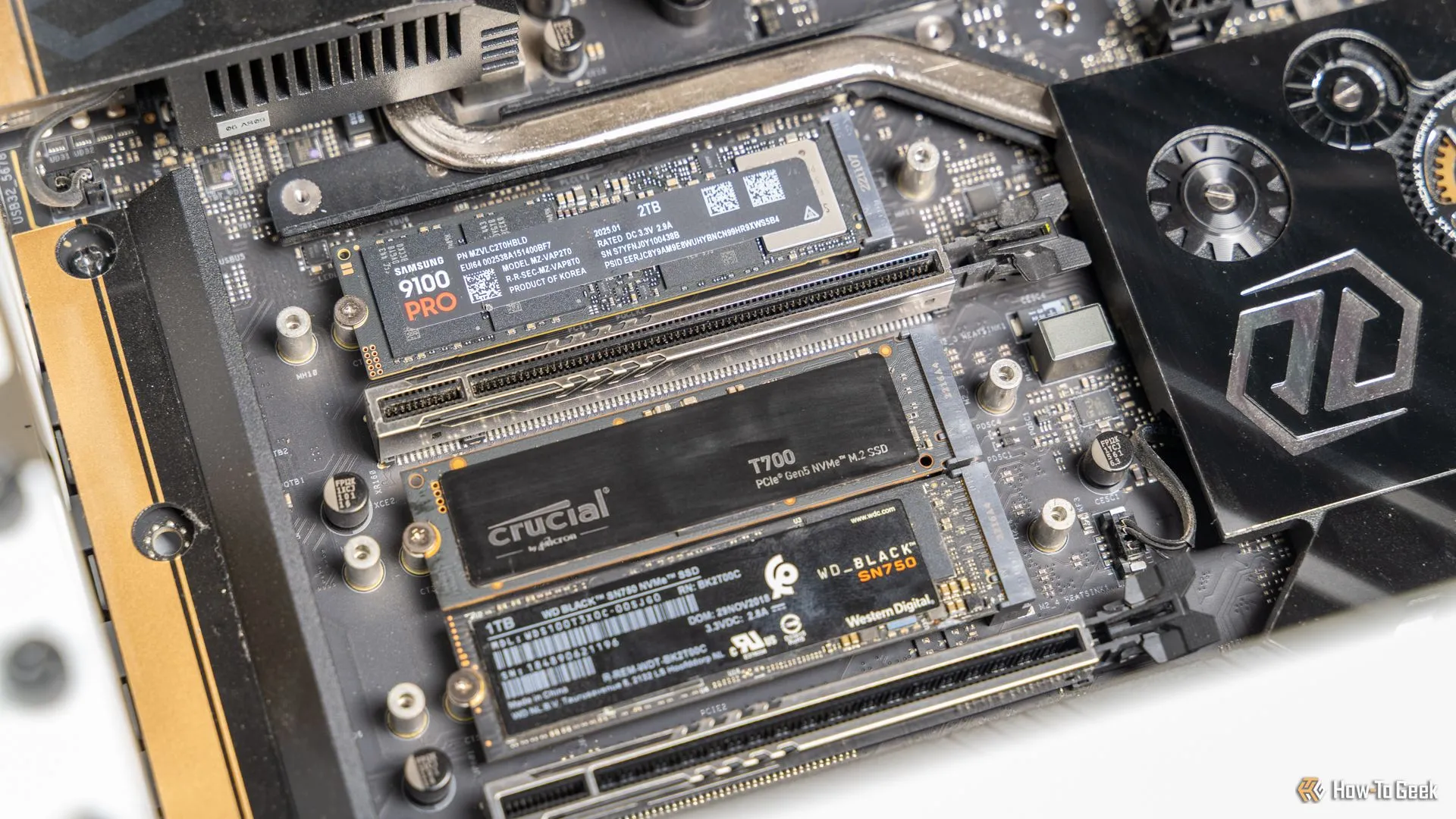 Ổ cứng Samsung 9100 PRO NVMe SSD được lắp đặt trên bo mạch chủ cùng các ổ M.2 khác