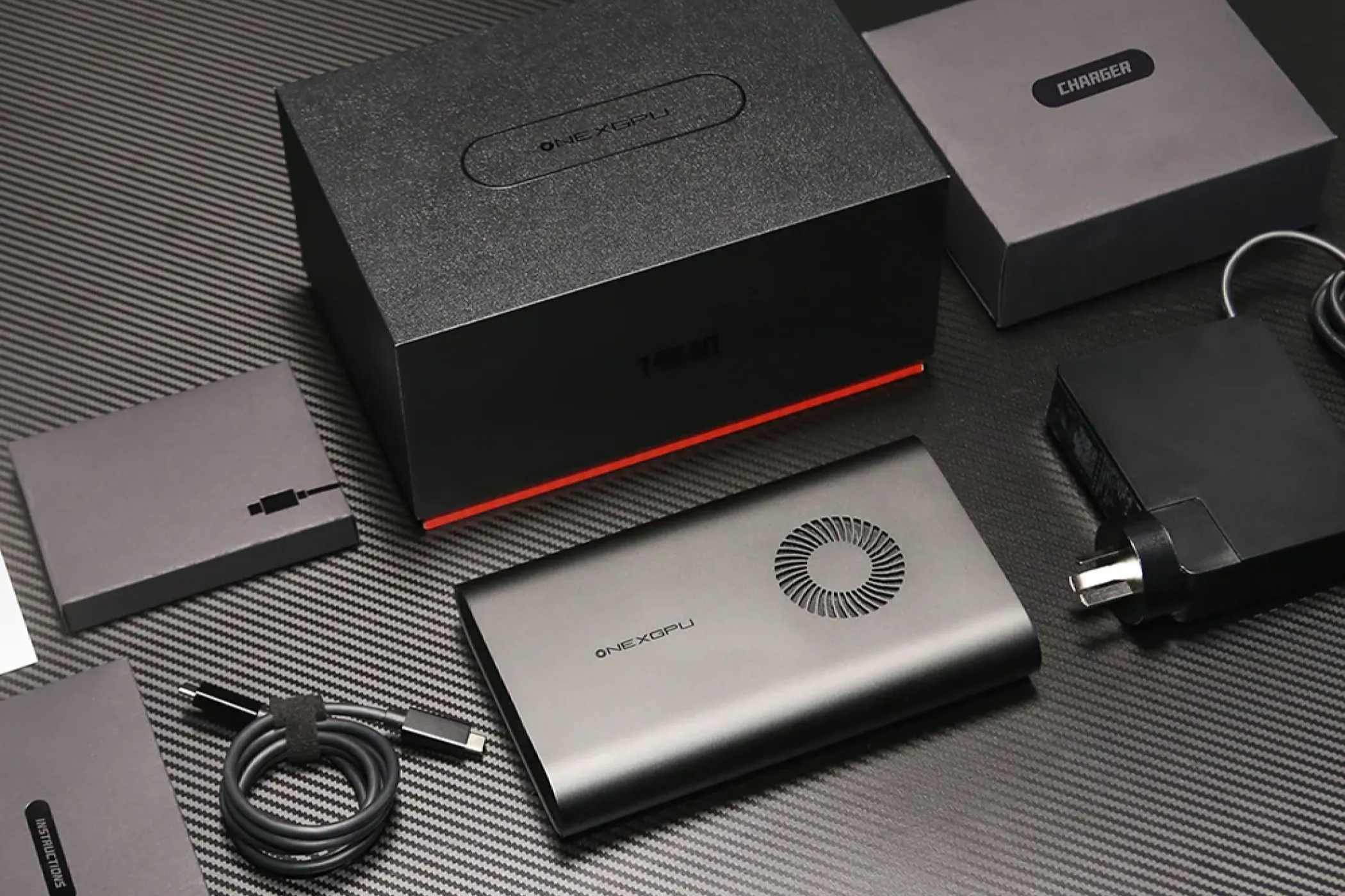 OneXGPU với Radeon RX 7600M XT eGPU đặt trên bàn