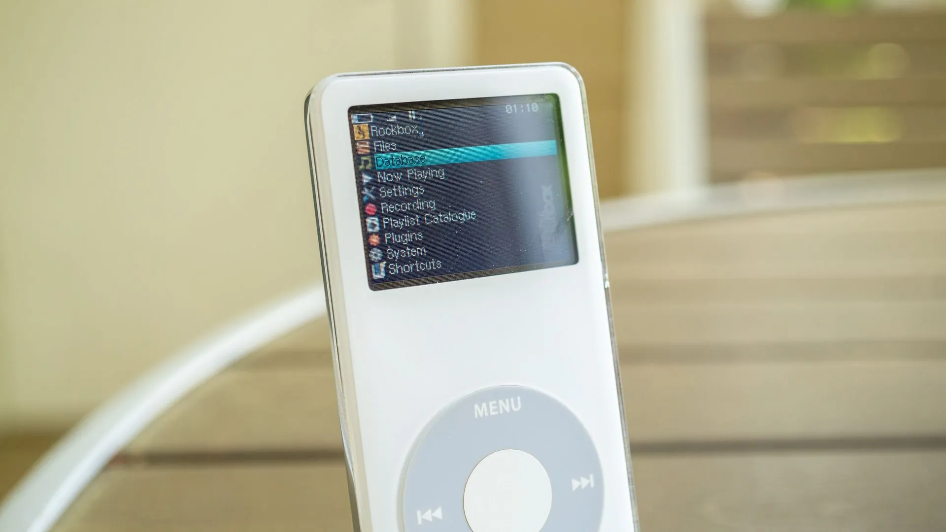 Phần mềm tùy chỉnh Rockbox chạy trên một chiếc iPod Nano cũ