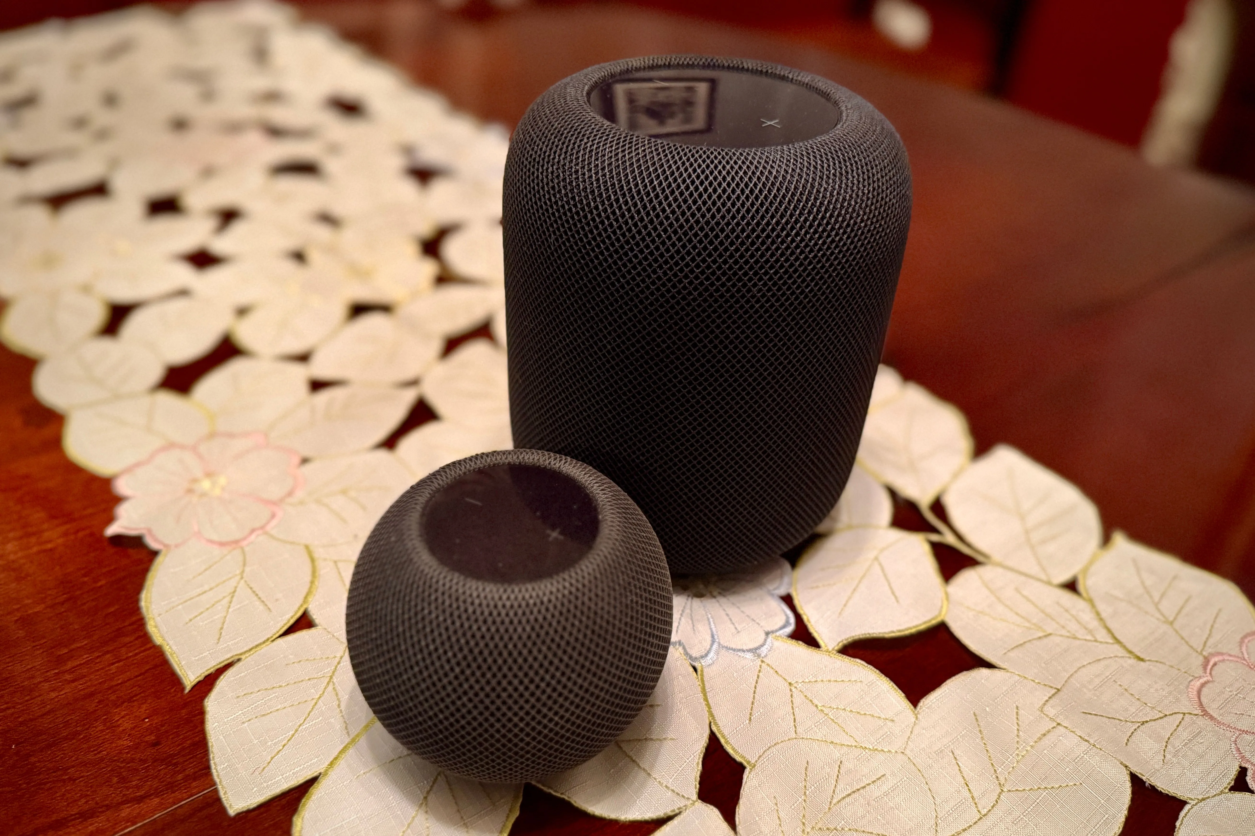 Phần trên của HomePod màu đen và HomePod mini