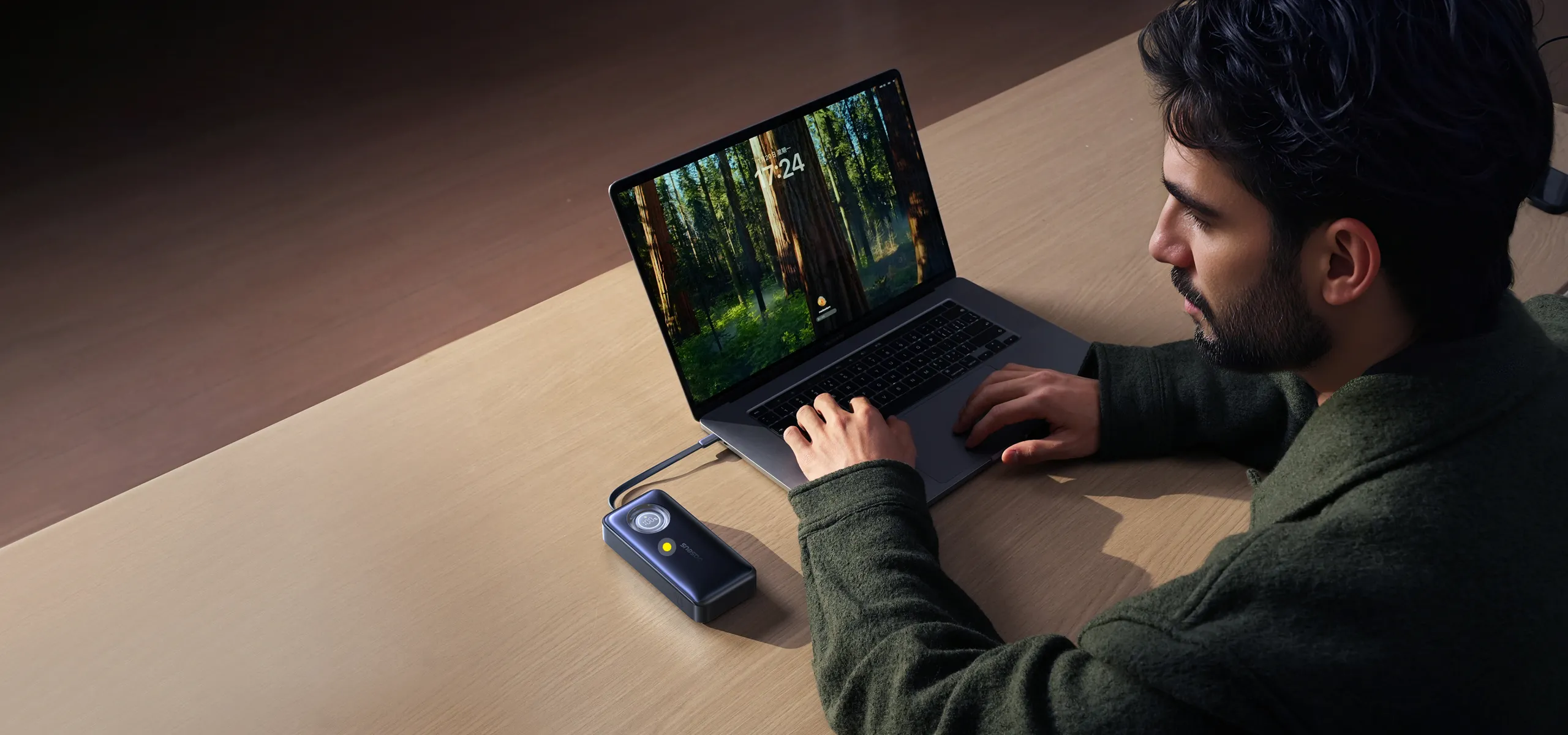 Pin dự phòng Baseus EnerCore CR11 sạc nhanh laptop thông qua cáp USB-C rút gọn tích hợp.