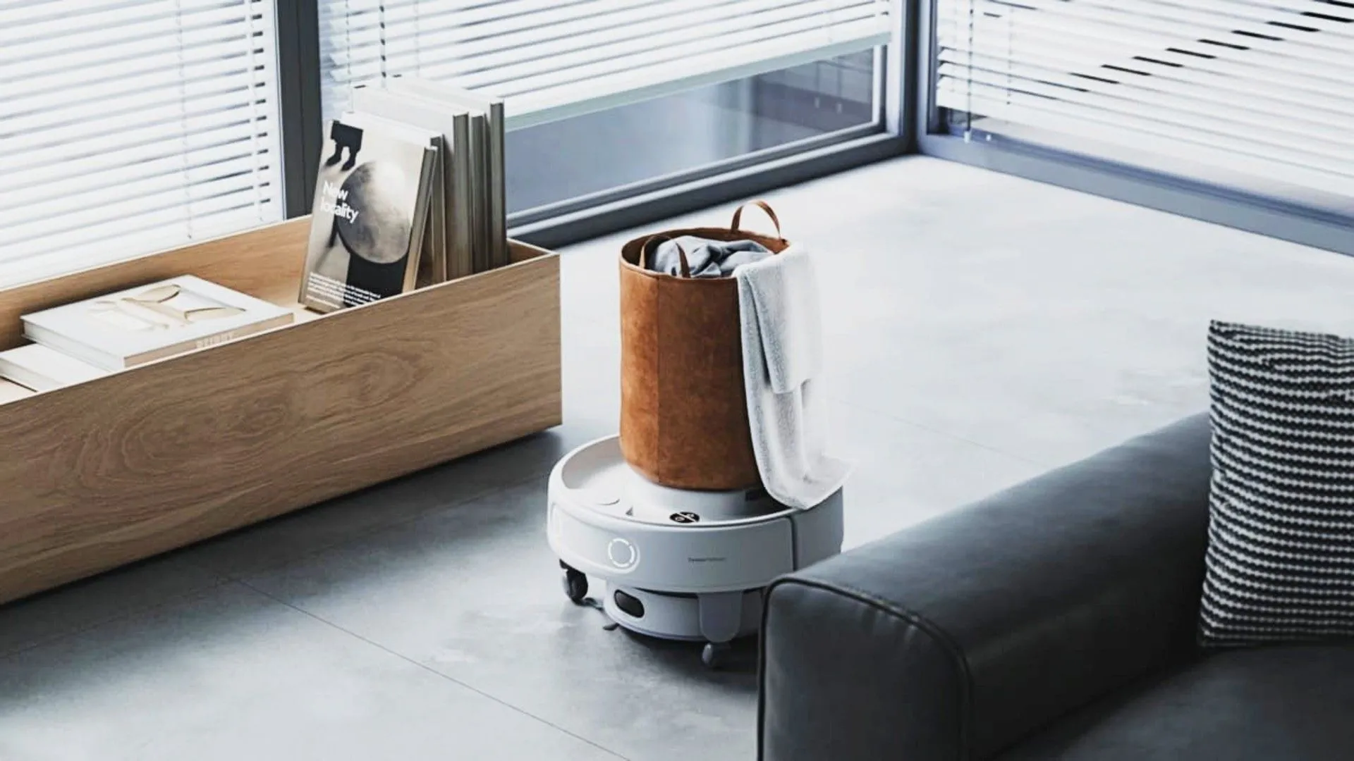 Robot hút bụi Switchbot đang làm sạch với túi khăn lau bên cạnh