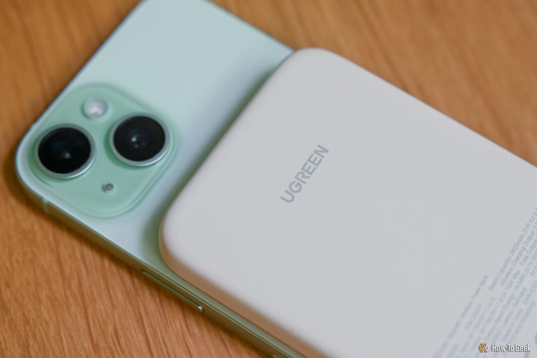 Sạc dự phòng không dây từ tính Ugreen 5,000mAh gắn trên iPhone.