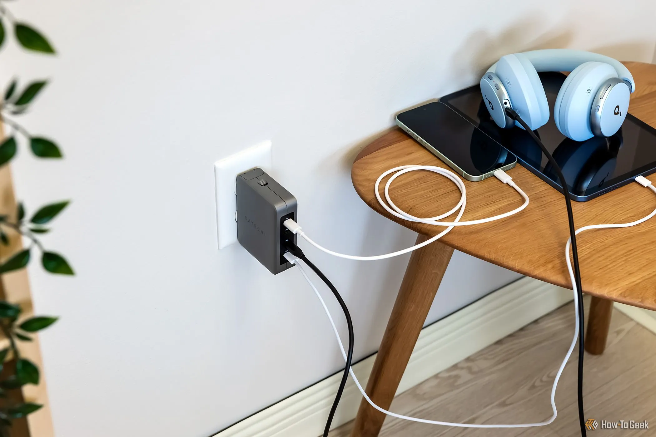 Sạc nhiều thiết bị cùng lúc với củ sạc Satechi 145W USB-C 4-Port GaN Travel Charger