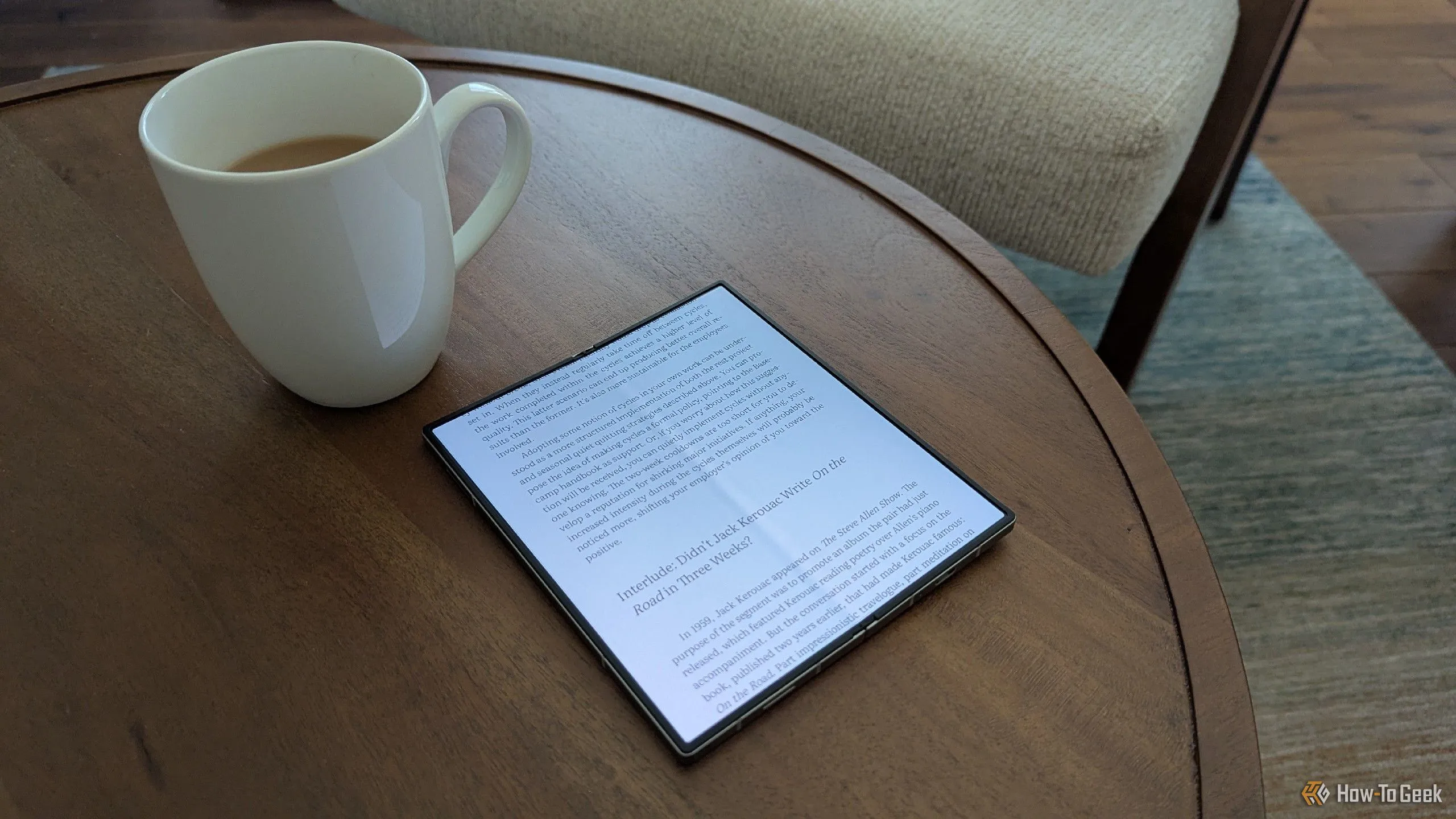 Sách điện tử trên Galaxy Z Fold 6 bên cạnh cốc trà