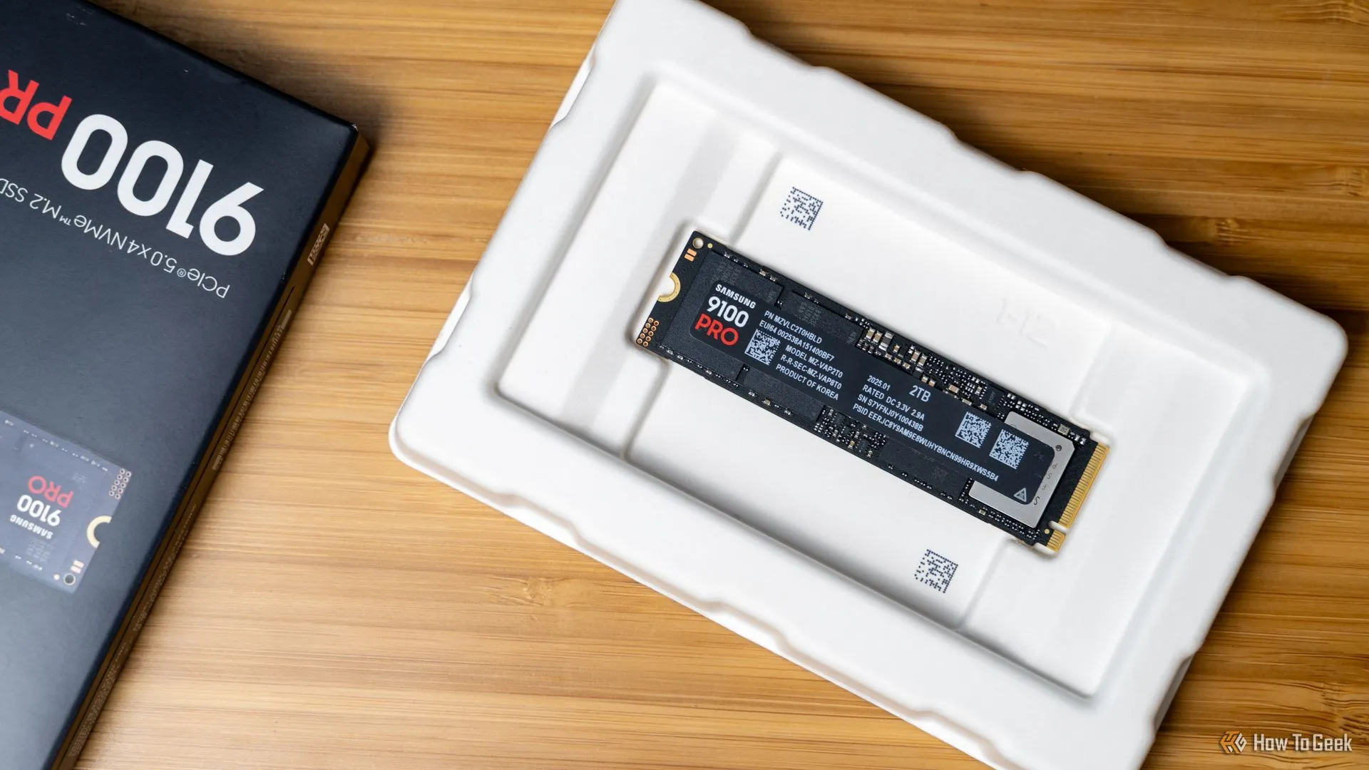 Samsung 9100 PRO NVMe SSD đặt cạnh bao bì bán lẻ