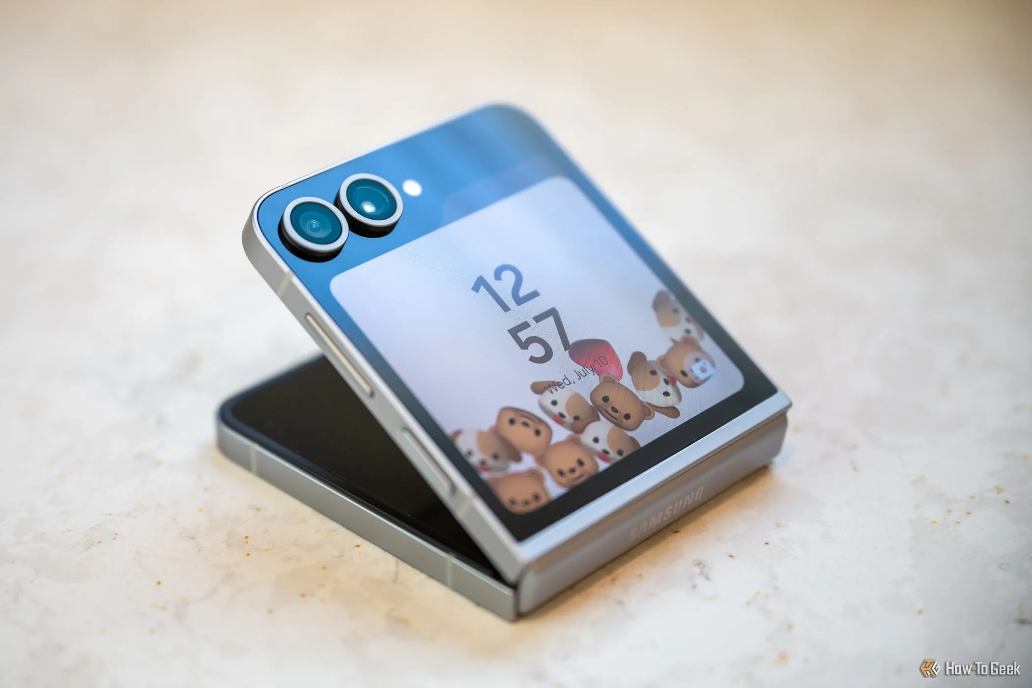 Samsung Galaxy Z Flip 6 mở nửa, hiển thị màn hình khóa