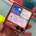 Samsung Galaxy Z Flip 7 màu tím đặt giữa những quả bóng tennis